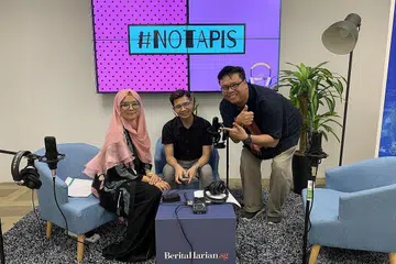 MENGONGSI PENGALAMAN: Encik Muhammad Aidil Arsad (tengah) menjadi tamu rakaman podcast #NOTAPIS bersama Suhaimi Yusof dan wartawan Shahida Sarhid. - Foto BH oleh SITI AISYAH NORDIN