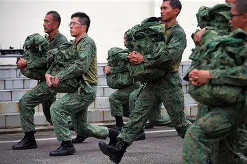 PERTINGKAT KEUPAYAAN: Memakai seragam hibrid yang lebih berangin dan cepat kering, MG Melvyn Ong (dua dari kiri) menyertai Latihan Kecergasan Vokasi (VFT) bersama askar lain di Kem Bukit Panjang kelmarin. SAF akan turut menjalankan ujian prototaip peralatan teknologi boleh dipakai pada tubuh atau dalam istilah bahasa Inggerisnya, wearable technology prototype, selama enam bulan untuk mengumpulkan maklumat yang boleh dimanfaatkan untuk mempertingkat program latihan. - Foto BH oleh KELVIN CHNG