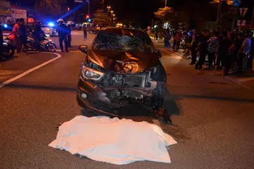 Keadaan kereta Perodua Bezza yang remuk teruk selepas merempuh motosikal dinaiki dua remaja perempuan. 