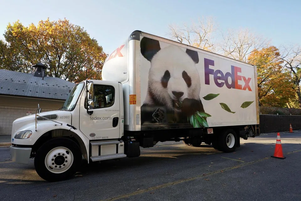 DIHANTAR PULANG: Sebuah trak bersedia untuk mengangkut seekor panda gergasi dari Zoo Negara Smithsonian untuk kembali ke China dari Washington pada 8 November.