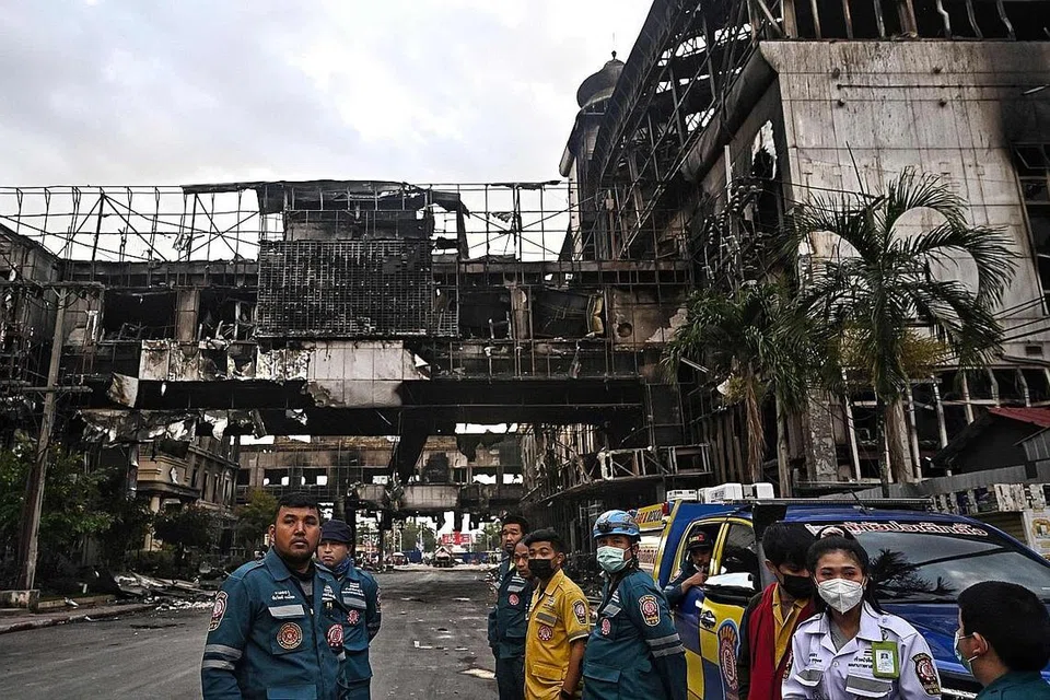 LOMPAT DARI TINGKAP: Pasukan penyelamat mencari mangsa di runtuhan kompleks hotel dan kasino Kemboja yang hangus dan berkata bahawa mereka menjangka menemui lebih ramai mangsa kebakaran itu, yang memaksa orang melompat dari tingkap untuk menyelamatkan diri. - Foto AFP
