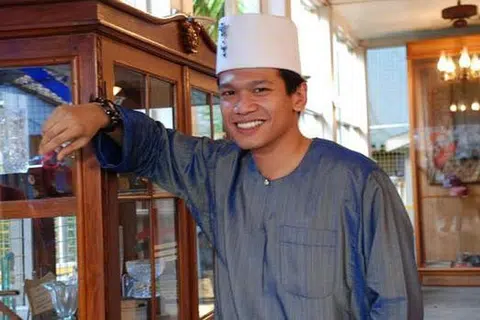 PEMERGIAN MENGEJUT: Laman sosial dihujani dengan ucapan takziah buat Allahyarham Ashmi Roslan yang meninggal dunia secara mengejut akibat serangan jantung kelmarin. - Foto ZAHARIAN OSMAN