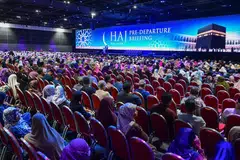 Lebih dua juta umat Islam, termasuk jumlah rasmi seramai 900 jemaah Singapura, bakal berhimpun di Tanah Suci bagi musim haji tahun ini. Jemaah-jemaah setempat telah hadir untuk mendengar taklimat khas di Pusat Konvensyen dan Pameran Suntec pada 18 Mei.
