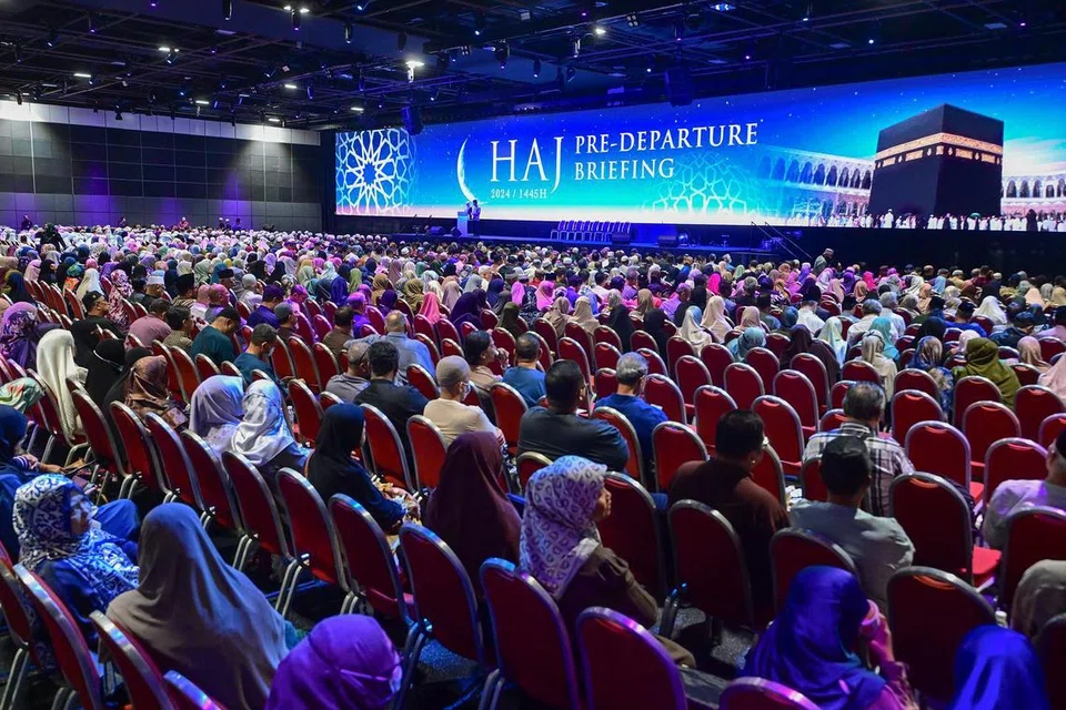 Lebih dua juta umat Islam, termasuk jumlah rasmi seramai 900 jemaah Singapura, bakal berhimpun di Tanah Suci bagi musim haji tahun ini. Jemaah-jemaah setempat telah hadir untuk mendengar taklimat khas di Pusat Konvensyen dan Pameran Suntec pada 18 Mei.