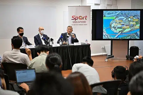 HAB SUKAN SEBAGAI NADI SUKAN S'PURA: (Dari kanan) Ketua Pegawai Eksekutif (CEO) SportSG, Encik Lim Teck Yin; Encik Kon dan CEO SPHL, Encik Lionel Yeo, menjawab pertanyaan media mengenai peralihan pemilikan dan pengurusan Hab Sukan Singapura di sidang media semalam. - Foto BH oleh LIM YAOHUI