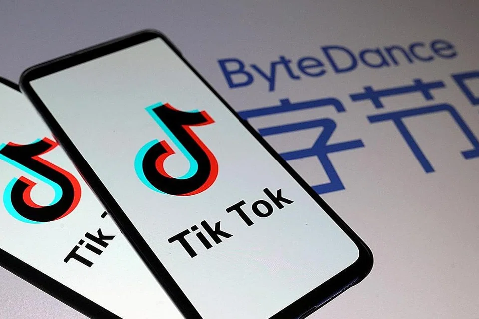 APLIKASI POPULAR: Penggunaan aplikasi TikTok yang tular dengan pelbagai jenis video menyumbang kepada peningkatan pendapatan pengasasnya, Encik Zhang Yiming. - Foto fail 