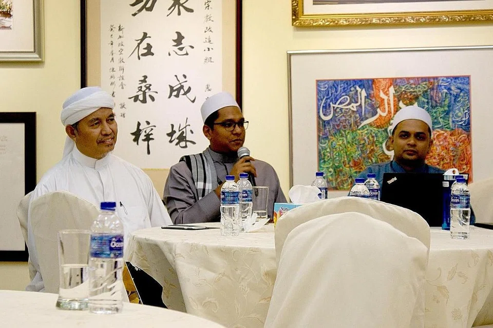 SANGKAL DAKWAAN: Ustaz TM Fouzy (kiri) berharap masyarakat tidak keliru dengan niat baik RRG. Bersama beliau ialah dua anggota RRG Ustaz Dr Leyaket Ali (tengah) dan Ustaz Dr Muhammad Mubarak Habib Mohamad dalam sebuah ceramah yang diadakan pada 2018. - Foto fail