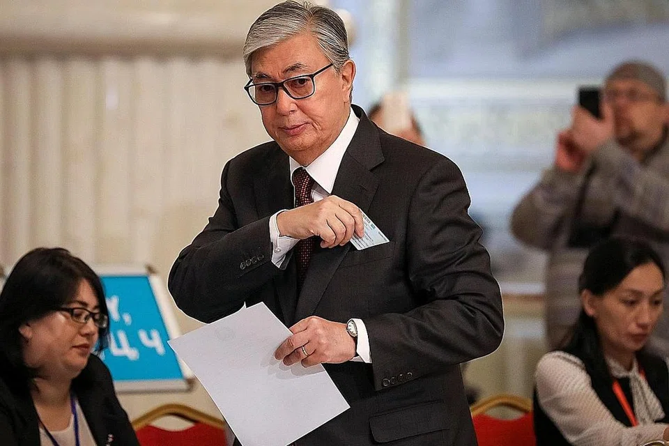 DITAHAN: Polis Kazakhstan menahan ratusan penunjuk perasaan pembangkang ketika pilihan raya untuk memilih presiden baru pertama dalam tempoh 30 tahun di Almaty, Kazakhstan, yang dimenangi Encik Kassym Jomart-Tokayev (gambar atas). - Foto-foto REUTERS