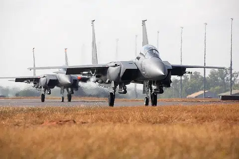 LATIHAN LUAR NEGARA: Anggota RSAF akan menggunakan ruang udara di Darwin, Australia, untuk menjalani latihan penerbangan dan senjata. - Foto FACEBOOK ANGKATAN UDARA REPUBLIK SINGAPURA