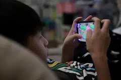LANGKAH LINDUNGI KANA-KANAK: Anggota Parlimen menimbulkan keprihatinan mereka terhadap kesan kandungan bahaya itu terhadap anak muda. - Foto fail