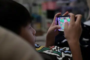 LANGKAH LINDUNGI KANA-KANAK: Anggota Parlimen menimbulkan keprihatinan mereka terhadap kesan kandungan bahaya itu terhadap anak muda. - Foto fail