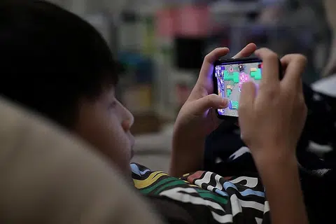 LANGKAH LINDUNGI KANA-KANAK: Anggota Parlimen menimbulkan keprihatinan mereka terhadap kesan kandungan bahaya itu terhadap anak muda. - Foto fail