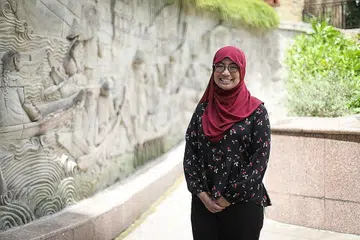BANTU CARI HURAIAN: Cik Noor Lyna Zainuddin menyertai Panel Warga berkenaan Harmoni Kerja-Kehidupan yang merupakan antara inisiatif di bawah gerakan Singapura Bersama atau 'Singapore Together'. - Foto BH oleh ONG WEE JIN