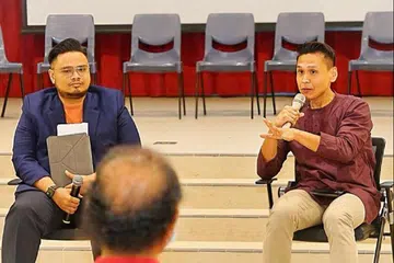 Sebagai Duta Bahasa 2024, Dr Fadzil Hamzah mahu mengajak anak-anak muda berbicara dalam bahasa Melayu dan menepis tanggapan yang ia tidak ‘cool’. Gambar diambil semasa acara anjuran Persatuan Rakyat (PA) dan Jawatankuasa Eksekutif Kegiatan Melayu (MAEC) Kaki Bukit pada 2022, yang menyaksikan Dr Fadzil menjadi anggota panel.
