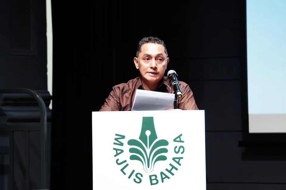 Dr Farizan Mohd Amin, membentangkan ucaptama yang bertajuk ‘Belenggu Orientalisme dalam Kajian Kesusasteraan Melayu’.