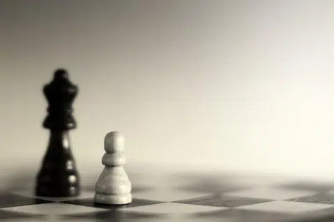 Banyak peristiwa di dalam sejarah orang yang beriman dapat mengatasi musuh mereka dan mencapai kejayaan bukan dengan jumlah tetapi dengan pertolongan daripada Allah swt selepas mereka berpegang teguh dan bersabar dalam menempuh ujian. 