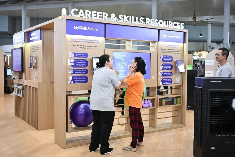 Agensi Tenaga Kerja dan Kemahiran Singapura (WSSG) yang baru akan dibentuk pada suku ketiga 2026 hasil gabungan dua agensi sedia ada – SkillsFuture Singapore (SSG) dan Tenaga Kerja Singapura (WSG). Gambar menunjukkan pengunjung di pameran ‘My Career Health Matters: SkillsFuture Singapore (SSG) and Workforce Singapore (WSG) Jobs and Skills’ pada November 2025.