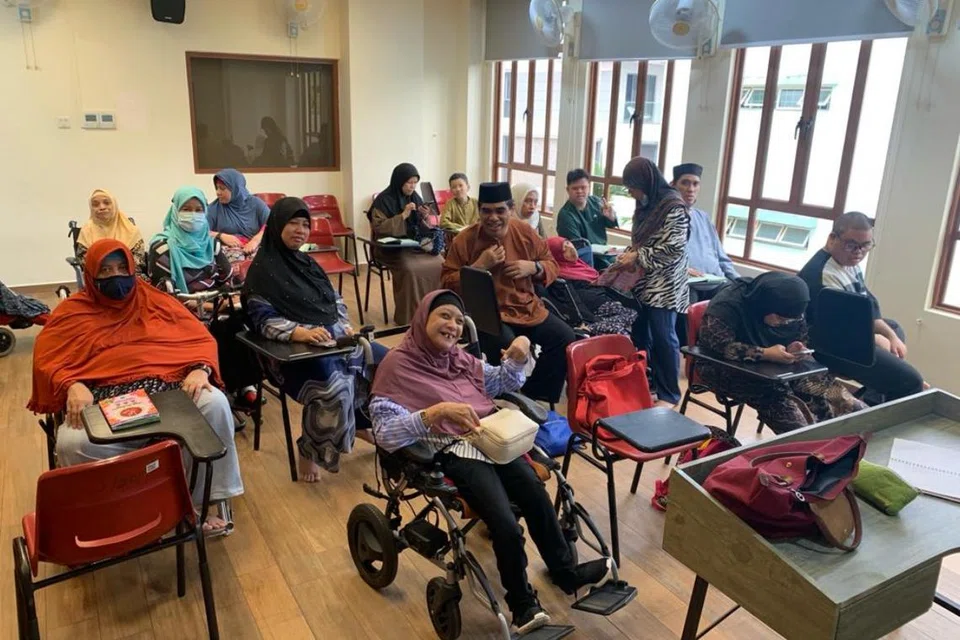 Program Kempen Celik Al-Quran (KCQ) anjuran Persatuan Guru-Guru Al-Quran (Pergeraq) bersama anggota Kumpulan Orang Cacat Muslim Singapura (KCMS). Kelas ini diadakan di Masjid Sallim Mattar di Mattar Road.