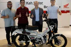 Ketua Pegawai Eksekutif (CEO) Boon Siew Singapore, Encik Nicholas Wong (dua dari kanan) bersama (dari kiri) Ketua Pembangunan Keupayaan, Persatuan Persuratan Pemuda Pemudi Melayu (4PM), Encik Muhammad Zulazmie Ahmad Salleh; Pengarah Eksekutif 4PM, Encik Didicazli Ismail, dan Timbalan Pengurus Besar, Boon Siew Singapore, Encik Tim Mar. 