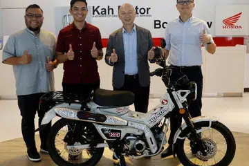 Ketua Pegawai Eksekutif (CEO) Boon Siew Singapore, Encik Nicholas Wong (dua dari kanan) bersama (dari kiri) Ketua Pembangunan Keupayaan, Persatuan Persuratan Pemuda Pemudi Melayu (4PM), Encik Muhammad Zulazmie Ahmad Salleh; Pengarah Eksekutif 4PM, Encik Didicazli Ismail, dan Timbalan Pengurus Besar, Boon Siew Singapore, Encik Tim Mar. 