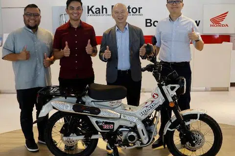 Ketua Pegawai Eksekutif (CEO) Boon Siew Singapore, Encik Nicholas Wong (dua dari kanan) bersama (dari kiri) Ketua Pembangunan Keupayaan, Persatuan Persuratan Pemuda Pemudi Melayu (4PM), Encik Muhammad Zulazmie Ahmad Salleh; Pengarah Eksekutif 4PM, Encik Didicazli Ismail, dan Timbalan Pengurus Besar, Boon Siew Singapore, Encik Tim Mar. 