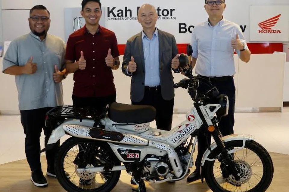Ketua Pegawai Eksekutif (CEO) Boon Siew Singapore, Encik Nicholas Wong (dua dari kanan) bersama (dari kiri) Ketua Pembangunan Keupayaan, Persatuan Persuratan Pemuda Pemudi Melayu (4PM), Encik Muhammad Zulazmie Ahmad Salleh; Pengarah Eksekutif 4PM, Encik Didicazli Ismail, dan Timbalan Pengurus Besar, Boon Siew Singapore, Encik Tim Mar. 