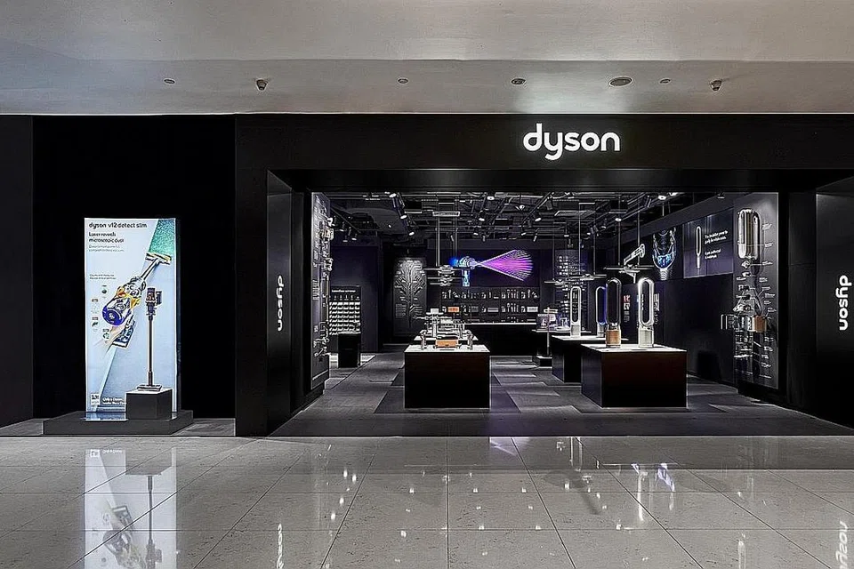 Tindakan pemberhentian pekerja di syarikat Dyson dilakukan secara mengejut pada 1 Oktober tanpa persetujuan Kesatuan Sekerja Perusahaan Elektronik dan Elektrik (UWEEI) yang telah mempunyai perjanjian kolektif dengannya. Jumlah pemberhentian pekerja tidak didedahkan. 