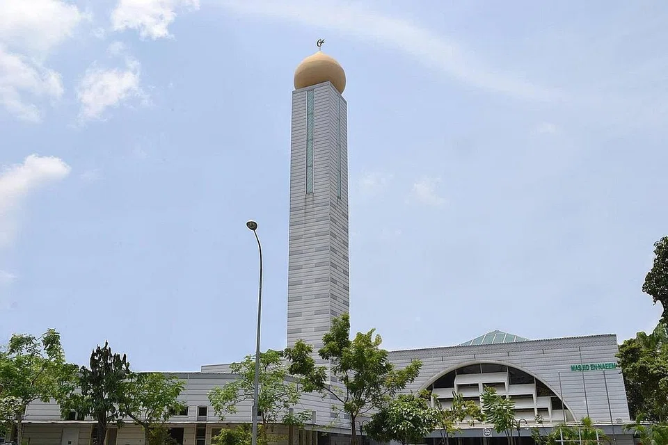MASJID YANG TERJEJAS: Masjid Temenggong Daeng Ibrahim di Telok Blangah, Masjid Ahmad di Pasir Panjang dan Masjid En-Naeem di Hougang (atas). Tempahan bagi solat berjemaah di masjid itu secara automatik dibatalkan kata Majlis Ugama Islam Singapura (Muis) dalam satu kenyataan di Facebook semalam. - Foto FACEBOOK MASJID EN-NAEEM 