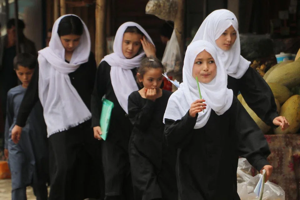 TINGGALKAN NEGARA: Ramai pelajar perempuan Afghanistan terpaksa dibawa keluar negara oleh ibu bapa mereka demi mendapatkan pendidikan yang sempurna kerana mereka tidak dibenarkan menyambung pelajaran selepas peringkat sekolah rendah di Afghanistan.