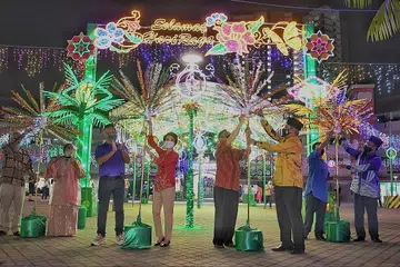 SINAR DI BARAT: Acara penyalaan lampu Raya di Bukit Batok West Avenue 5 kelmarin dihadiri (barisan depan, dari kiri) pengerusi Persatuan Peniaga Bukit Gombak, Goh Thiam Chwee; Cik Low Yen Ling; Encik Gan Kim Yong; dan pengerusi Masjid Ar-Raudhah, Ustaz Mohamed Ali. - Foto BH oleh KHALID BABA