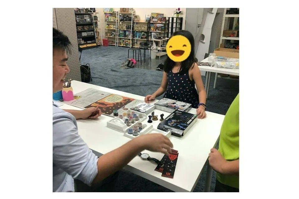 Permainan meja membentuk sebahagian kegiatan pembelajaran di pusat terapi disleksia, Swords & Stationery, yang diasaskan Encik Shaun Low (kiri).
