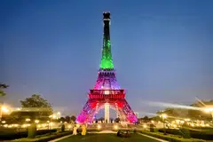Menara Eiffel Bahria Town Lahore di waktu malam, menjadi lambang kemewahan dan kemegahan penduduk di bandar itu.