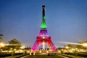 Menara Eiffel Bahria Town Lahore di waktu malam, menjadi lambang kemewahan dan kemegahan penduduk di bandar itu.