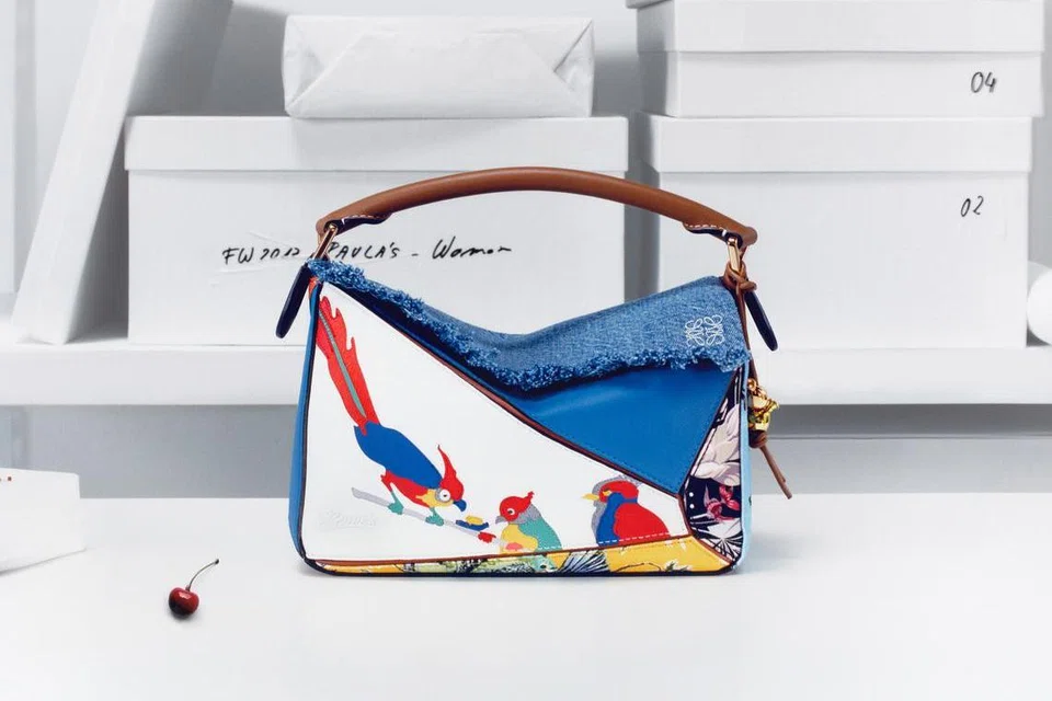 ‘Puzzle 10 – Paula’s Ibiza Parrot Re-edition’ ($8,700) merupakan antara beg tangan yang dilancarkan dalam koleksi Loewe bagi menandakan ulang tahun beg tersebut yang ke-10.
