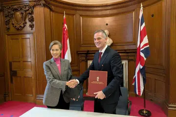 Menteri Penerangan dan Pembangunan Digital, Cik Josephine Teo, menandatangani perjanjian dengan Setiausaha Negara Britain bagi Sains, Inovasi dan Teknologi, Encik Peter Kyle, bagi mengukuhkan kerjasama antara institut keselamatan kecerdasan buatan (AI) kedua-dua negara dalam bidang seperti penyelidikan, perkongsian maklumat dan ujian AI yang menyeluruh.