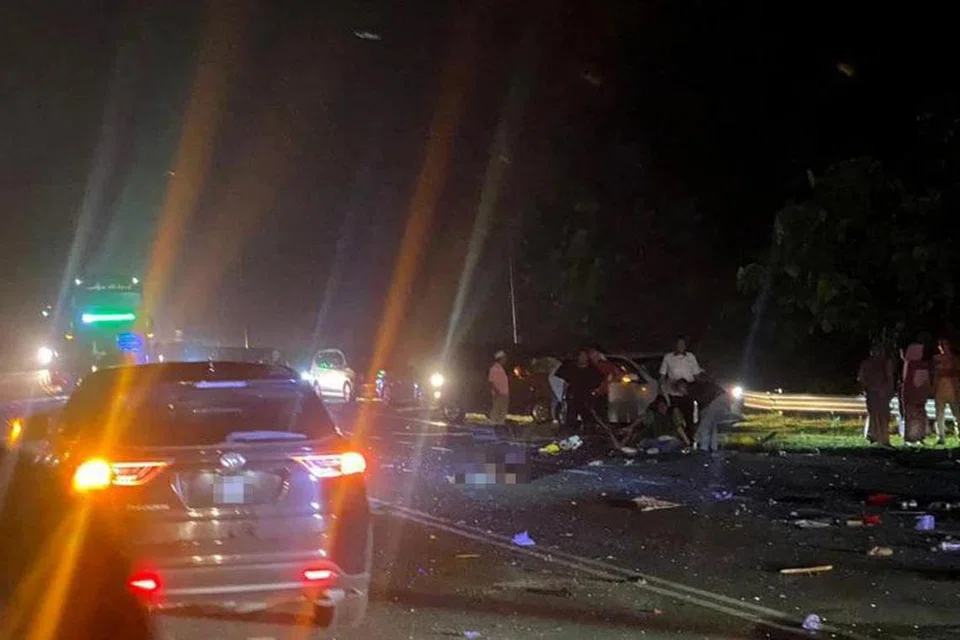 Keadaan di lokasi kemalangan maut membabitkan bas persiaran membawa rombongan guru Sekolah Kebangsaan Jeram, Masjid Tanah, Melaka, dengan sebuah treler di Rompin, Pahang, pada awal pagi 9 Jun.