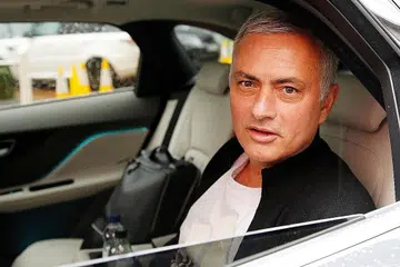 JATUHNYA 'BINTANG HARAPAN': Walau membantu United mememangi dua trofi utama di peringkat domestik dan benua, Mourinho tetap dianggap sebagai kurang sesuai untuk pembangunan masa depan United dan dipecat kelmarin. - Foto REUTERS