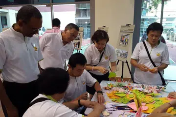 BERSAMA KENANG SUMBANGAN: Penduduk Canberra berkumpul untuk membuat origami berbentuk hati dan burung jenjang sebagai menyambut ulang tahun kematian Encik Lee, kelmarin. - Foto KELAB MASYARAKAT CANBERRA