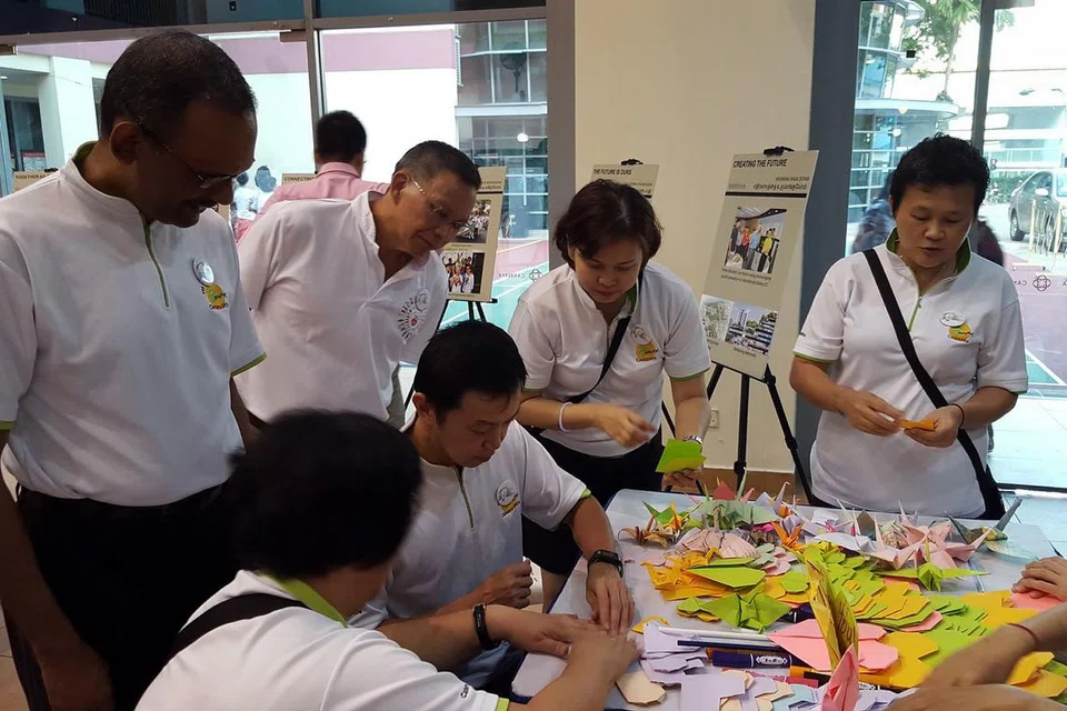 BERSAMA KENANG SUMBANGAN: Penduduk Canberra berkumpul untuk membuat origami berbentuk hati dan burung jenjang sebagai menyambut ulang tahun kematian Encik Lee, kelmarin. - Foto KELAB MASYARAKAT CANBERRA