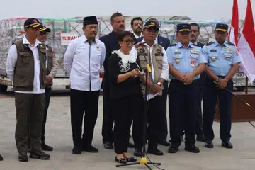 Menteri Ehwal Luar, Cik Retno Marsudi (depan), dalam majlis penghantaran bantuan kemanusiaan ke tiga negara dilanda konflik di Pangkalan Tentera Udara Halim Perdanakusuma, Jakarta. 