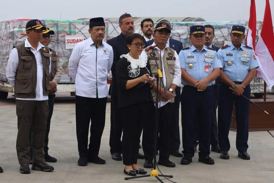 Menteri Ehwal Luar, Cik Retno Marsudi (depan), dalam majlis penghantaran bantuan kemanusiaan ke tiga negara dilanda konflik di Pangkalan Tentera Udara Halim Perdanakusuma, Jakarta. 
