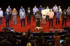SOKONG KERAJAAN PERIKATAN NASIONAL: Ahli-ahli Parlimen Umno dan Barisan Nasional, diketuai Timbalan Perdana Menteri yang juga Naib Presiden Umno, Datuk Seri Ismail Sabri Yaakob, tampil di sidang akhbar semalam. - Foto NST