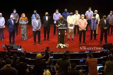 SOKONG KERAJAAN PERIKATAN NASIONAL: Ahli-ahli Parlimen Umno dan Barisan Nasional, diketuai Timbalan Perdana Menteri yang juga Naib Presiden Umno, Datuk Seri Ismail Sabri Yaakob, tampil di sidang akhbar semalam. - Foto NST