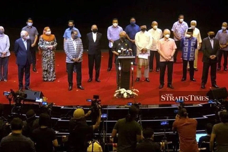 SOKONG KERAJAAN PERIKATAN NASIONAL: Ahli-ahli Parlimen Umno dan Barisan Nasional, diketuai Timbalan Perdana Menteri yang juga Naib Presiden Umno, Datuk Seri Ismail Sabri Yaakob, tampil di sidang akhbar semalam. - Foto NST