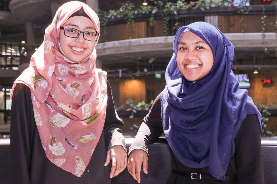 DAPAT LUASKAN PERSPEKTIF: (Dari kiri) Cik Zarifah Mohmad Azhar dan Cik Nabilah Isa gembira diberi peluang menimba ilmu di universiti antarabangsa di bawah Program Biasiswa Universiti. - Foto MUHAIMIN SUZAINI