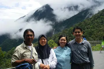 Menghirup udara segar di kawasan pergunungan. Itulah yang dilakukan Cik Nurul Husna Ghali (dua dari kanan) dan suami, Encik Irmansah Azir (kanan), bersama-sama ibu bapa mentua Cik Nurul, Encik Azir Tuban (kiri) dan isterinya, Cik Norhayati Kasman, sewaktu menyambut Lebaran di Sabah pada 2011.