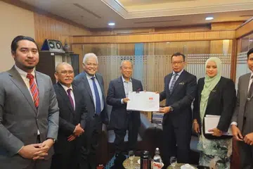 Presiden Bersatu, Tan Sri Muhyiddin Yassin (empat dari kanan) serahkan cadangan pindaan Perlembagaan parti itu kepada Ketua Pengarah Jabatan Pendaftar Pertubuhan (ROS), Datuk Mohd Zulfikar Ahmad (tiga dari kanan) di Putrajaya. Turut hadir, Setiausaha Agung Bersatu, Datuk Seri Hamzah Zainudin (tiga dari kiri); Naib Presiden, Datuk Seri Dr Ronald Kiandee (dua dari kiri) dan Ketua Armada Bersatu, Encik Wan Ahmad Fayhsal Wan Ahmad Kamal.