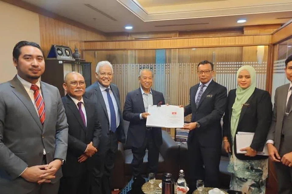 Presiden Bersatu, Tan Sri Muhyiddin Yassin (empat dari kanan) serahkan cadangan pindaan Perlembagaan parti itu kepada Ketua Pengarah Jabatan Pendaftar Pertubuhan (ROS), Datuk Mohd Zulfikar Ahmad (tiga dari kanan) di Putrajaya. Turut hadir, Setiausaha Agung Bersatu, Datuk Seri Hamzah Zainudin (tiga dari kiri); Naib Presiden, Datuk Seri Dr Ronald Kiandee (dua dari kiri) dan Ketua Armada Bersatu, Encik Wan Ahmad Fayhsal Wan Ahmad Kamal.