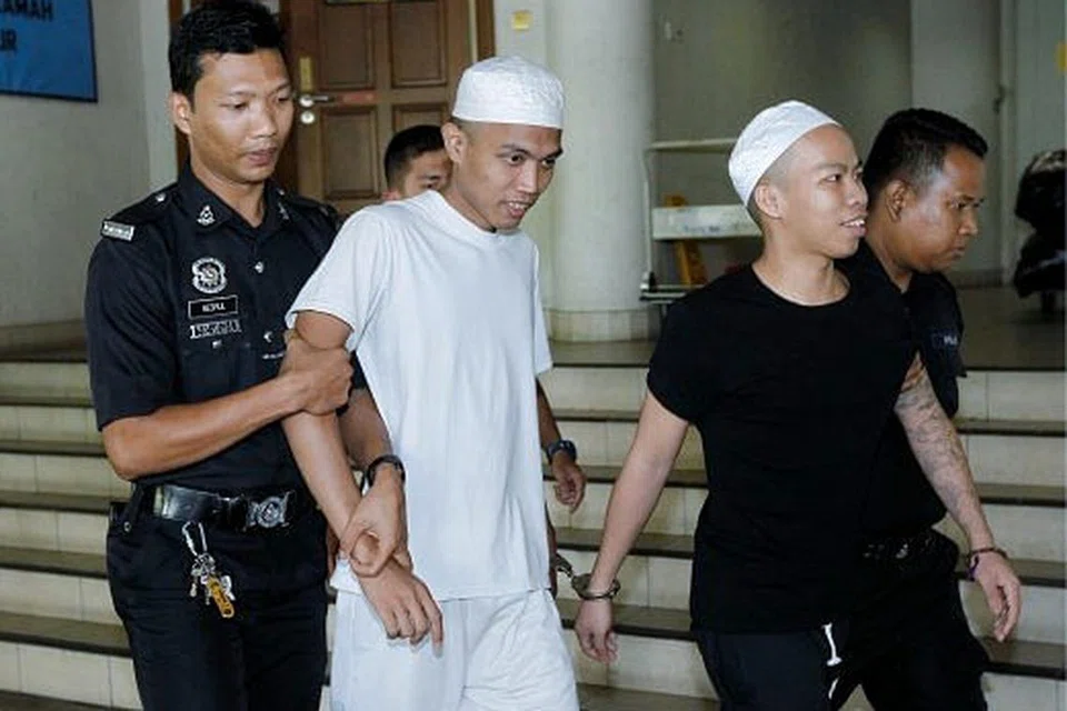 HADAPI HUKUMAN: IMAM Wahyudin Karjono (dua dari kiri) dan Jonius Ondie Jahali (dua dari kanan) dihukum penjara 25 tahun selepas mengaku bersalah atas tuduhan mengebom kelab malam Movida dan memberi sokongan kepada kumpulan pengganas pada tahun lalu ketika perbicaraan di Mahkamah Tinggi Kuala Lumpur. - Foto: BHM