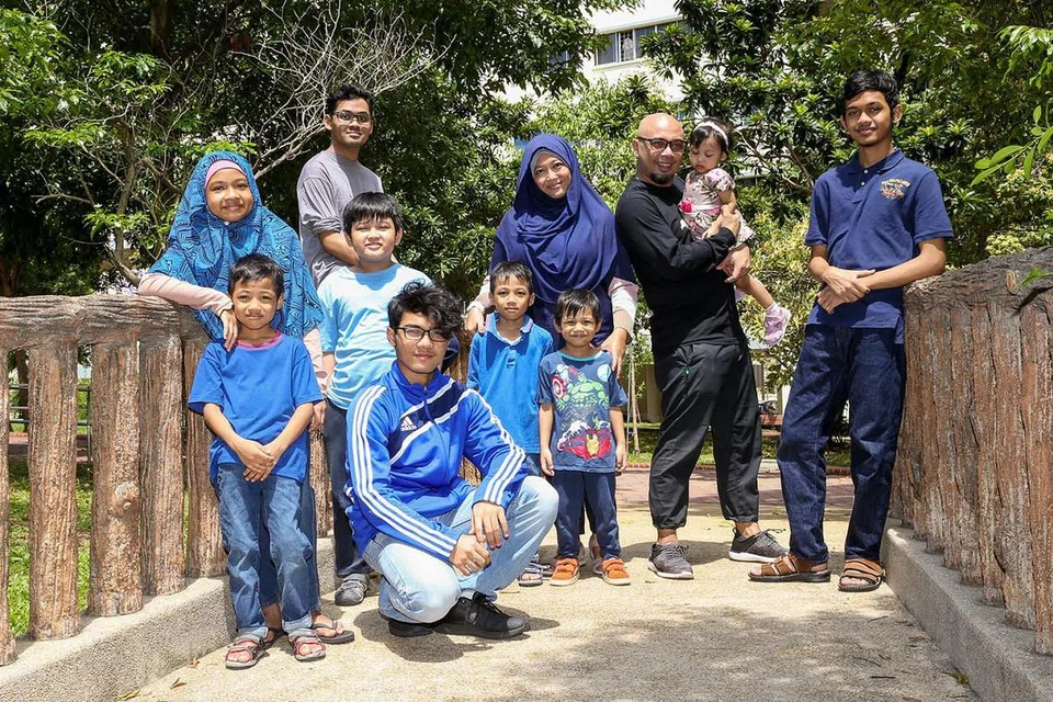 DAYA TAHAN SEORANG BAPA TERAJUI KELUARGA: Dengan ramai anak dalam satu rumah, Encik Noor Irwan Rashid dan isterinya, Cik Tahirah Mohamed, belajar bagaimana mempunyai sikap empati dan saling memahami anak-anaknya, (dari kiri, depan) Muhammad Ziyad, tujuh tahun; Rumaisa, 12 tahun; Muhammad Huzaifah, 20 tahun; Muhammad Talhah, sembilan tahun; Muhammad 'Ammar,15 tahun; Muhammad Zayid, tujuh tahun; Muhammad 'Abbas, empat tahun; Zinnirah, dua tahun; Muhammad Mu'az, 17 tahun, dengan cara berlainan. - Foto BM oleh YONG LI XUAN